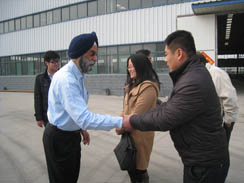 印度客戶來訪，并訂購FYL-850座駕壓路機(jī)