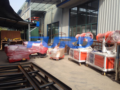 福瑞得機(jī)械壓路機(jī)、二次結(jié)構(gòu)澆注機(jī)、霧炮準(zhǔn)備發(fā)貨