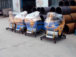 福瑞得機械5臺壓路機，一臺混凝土整平機及時發(fā)貨