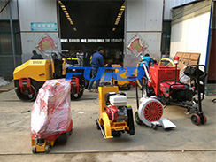 七月，福瑞得灌縫機(jī)、灌縫膠等路面養(yǎng)護(hù)設(shè)備發(fā)貨忙