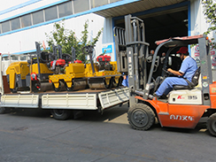 福瑞得機(jī)械4臺小型壓路機(jī)裝車發(fā)往河南。